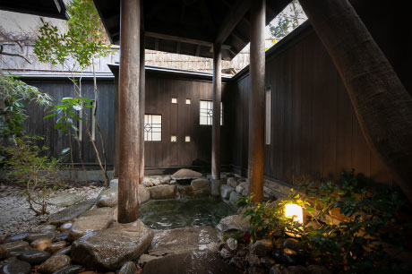 Open-air bath (rock/pottery) + indoor bath