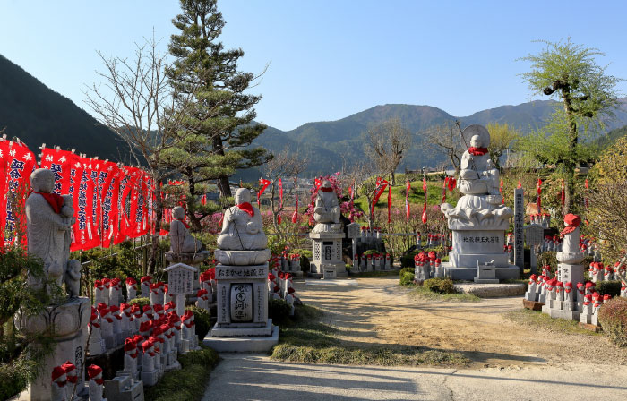 Mountain Kinshakuzan Jizo Temple (The Cancer Healing Temple)